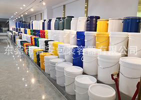 日本Vi大屌黑白淫穴吉安容器一楼涂料桶、机油桶展区